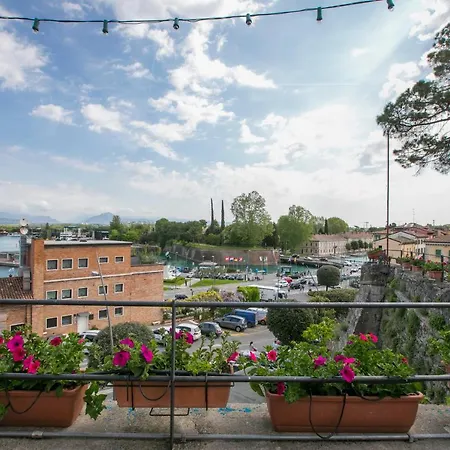 Lizzara-vecchia Sleeps 4 Peschiera del Garda