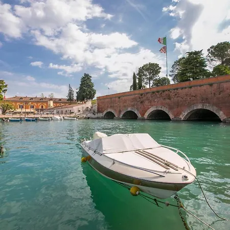 Lizzara-vecchia Sleeps 4 Peschiera del Garda
